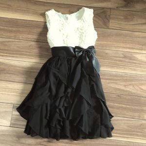 Fancy dress girls size 8 black and cream